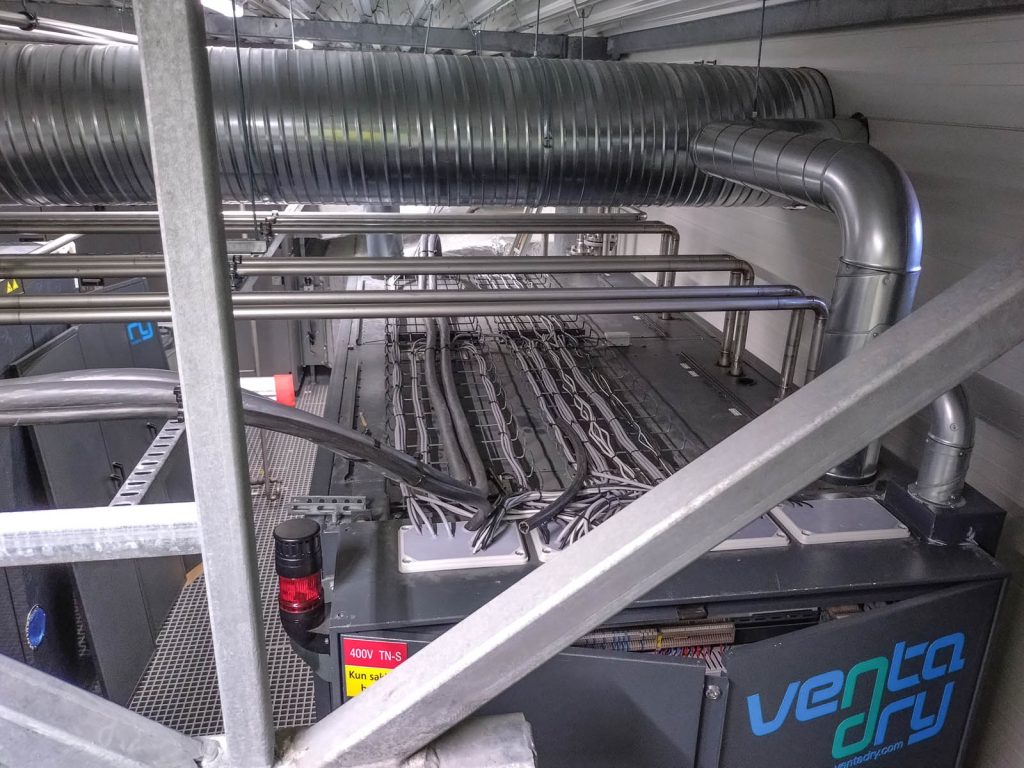 Vendadry installert i teknisk rom, med kjølerør og ventilasjonskanaler ut fra toppen.