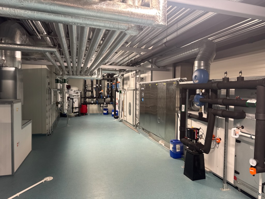 Bilde fra teknisk rom i ørretslakter på Hima Seafood Rjukan