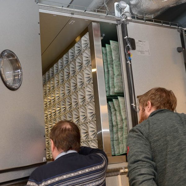 To menn kikker inn i et befukterkammer for adiabatisk kjøling