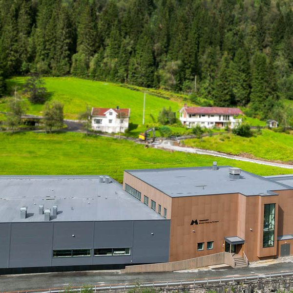 Byggene ved Tinghuset Angedalen sett i fugleperspektiv. Foto: Henning A. Hellebust/Musea i Sogn og Fjordane.