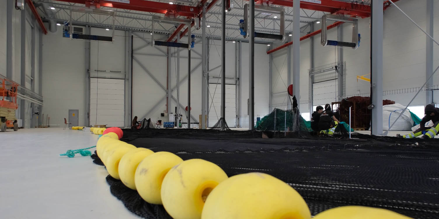 Not på gulvet i en servicehall, med fire servicemedarbeidere i bakgrunnen