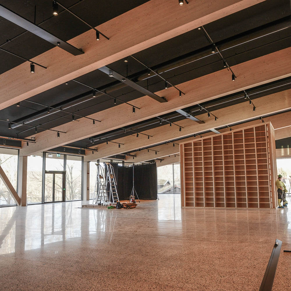 utstillingsområde med skrått tak og hyllereol i bakgrunnen