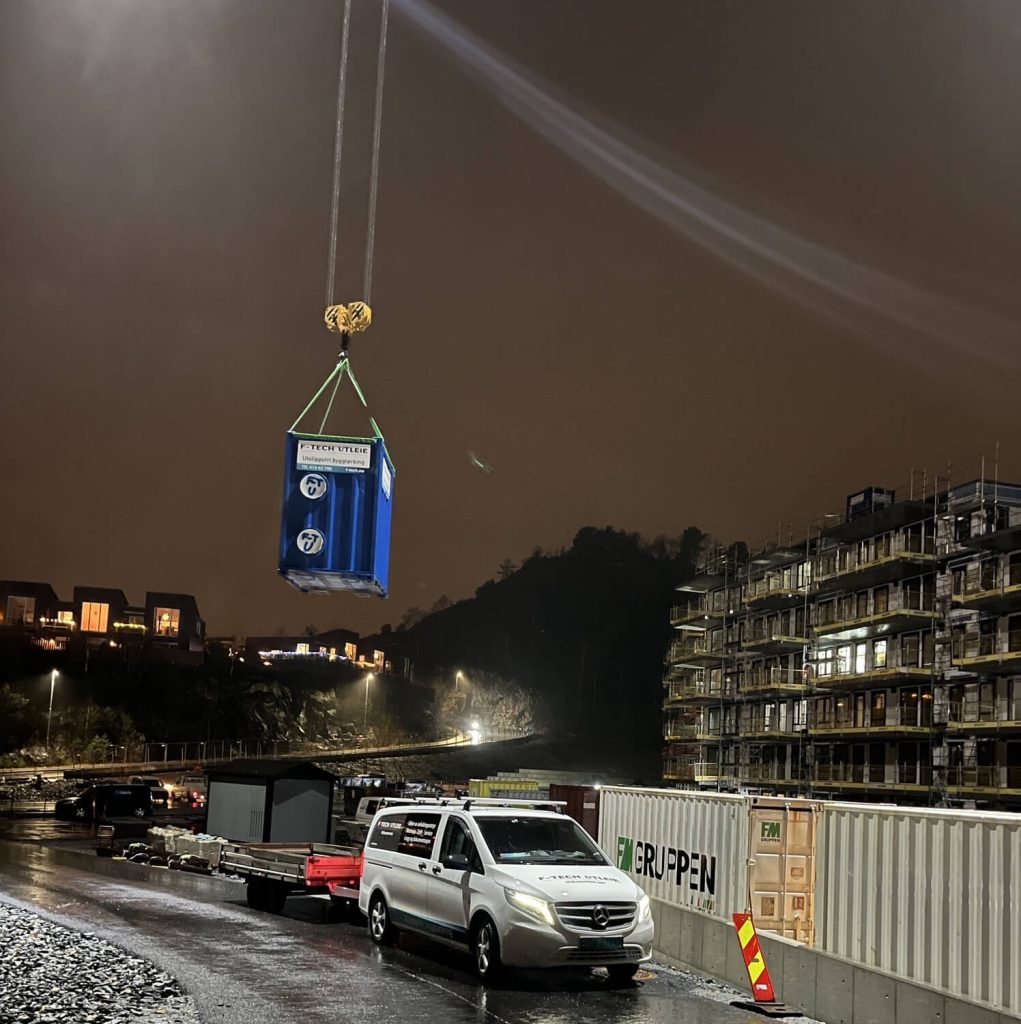 Container med avfukter til byggtyørk heises på plass på tredje leilighetsbygg ved JM Norges byggeprosjekt på Ørnafjellet.