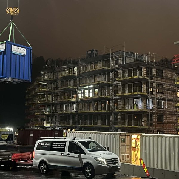 Container med avfukter til byggtyørk heises på plass på tredje leilighetsbygg ved JM Norges byggeprosjekt på Ørnafjellet.
