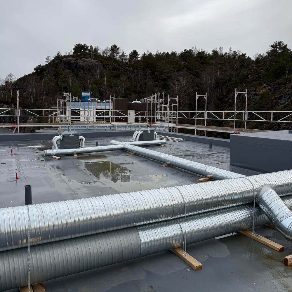 Kanalnett for avfukterløsning på taket av leilighetsbygg på Ørnafjellet