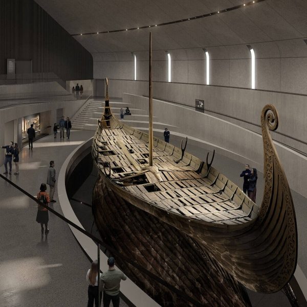 Illustrasjon av Osebergskipet i det nye Vikingtidsmuseet, med folk rundt skipet.