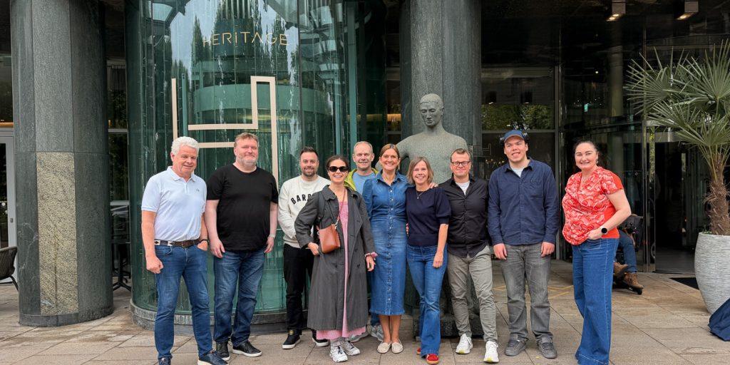 10 av 11 ansatte i F-Tech foran en skulptur i Hamburg