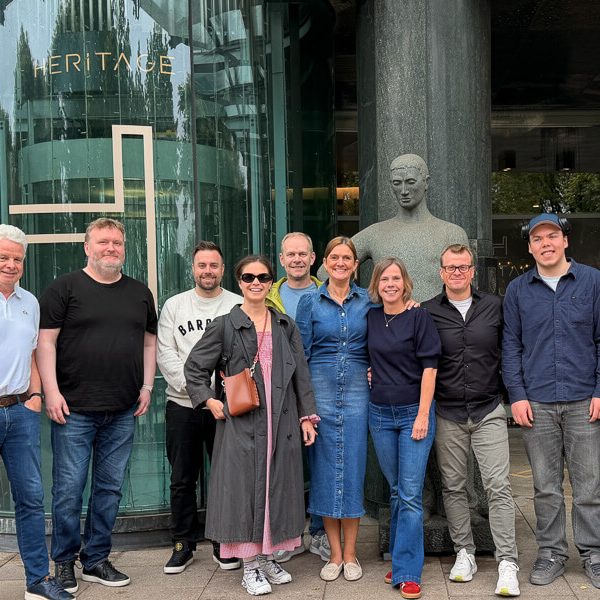 10 av 11 ansatte i F-Tech foran en skulptur i Hamburg