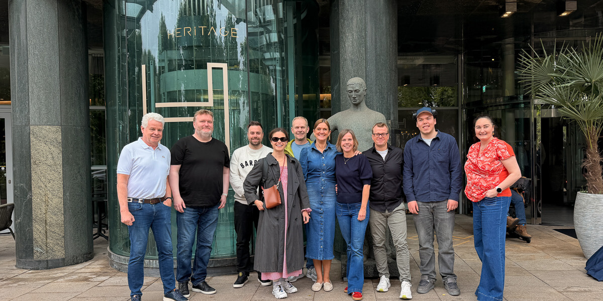 10 av 11 ansatte i F-Tech foran en skulptur i Hamburg